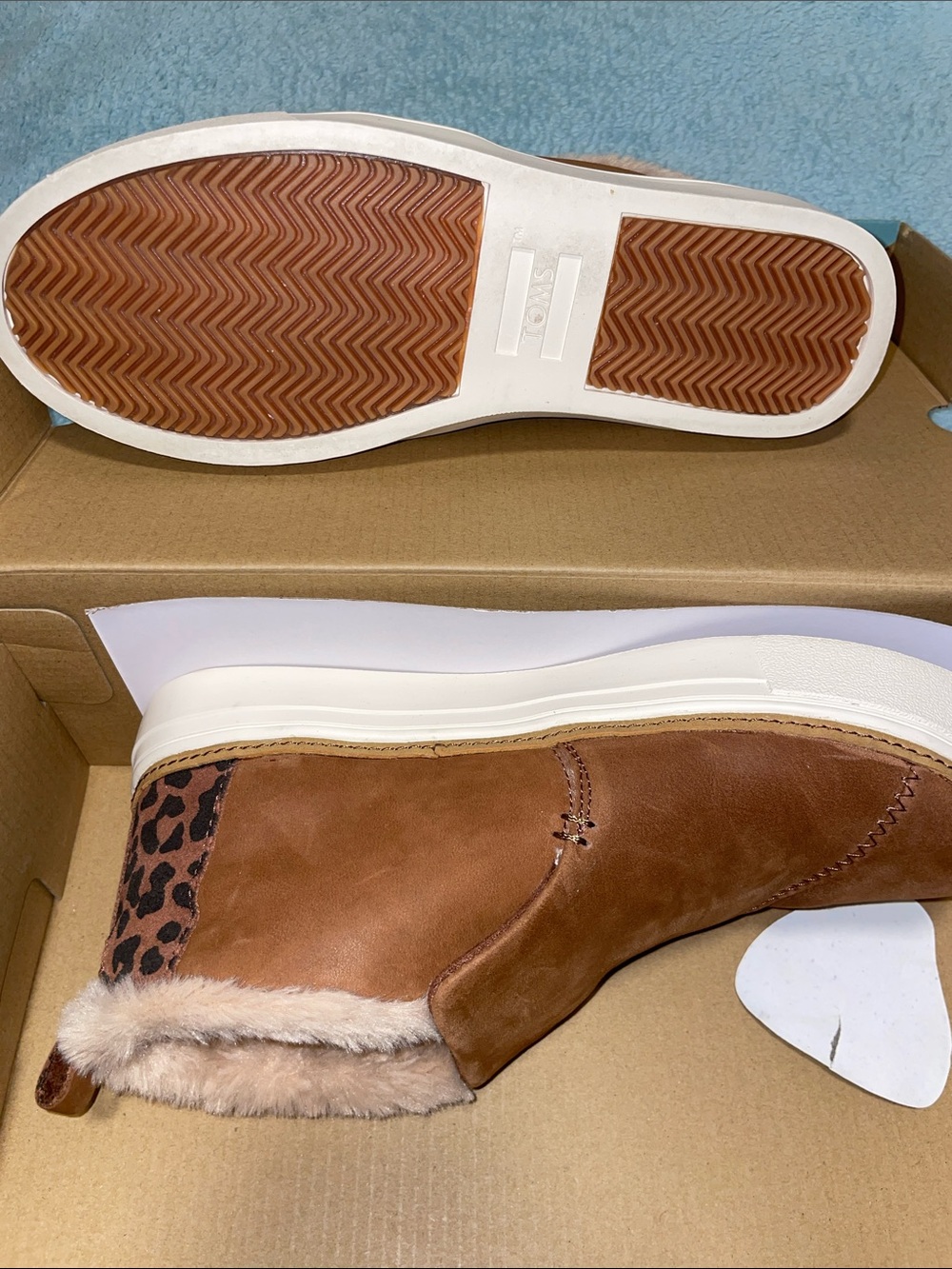 Tom’s Faux fur lined boots shoes size 7 suede leather tan rubber soles autumn - Picture 2 of 5